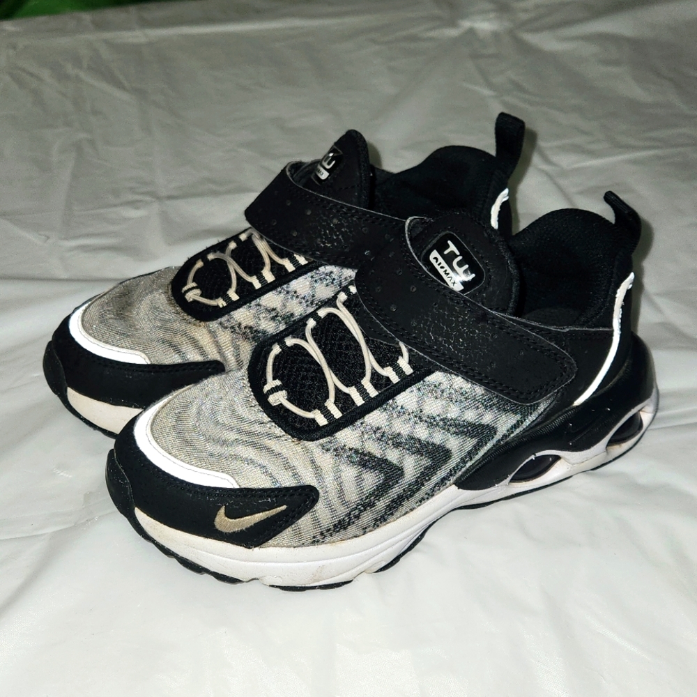 NIKE AIR MAX TW boys shoes 1Y